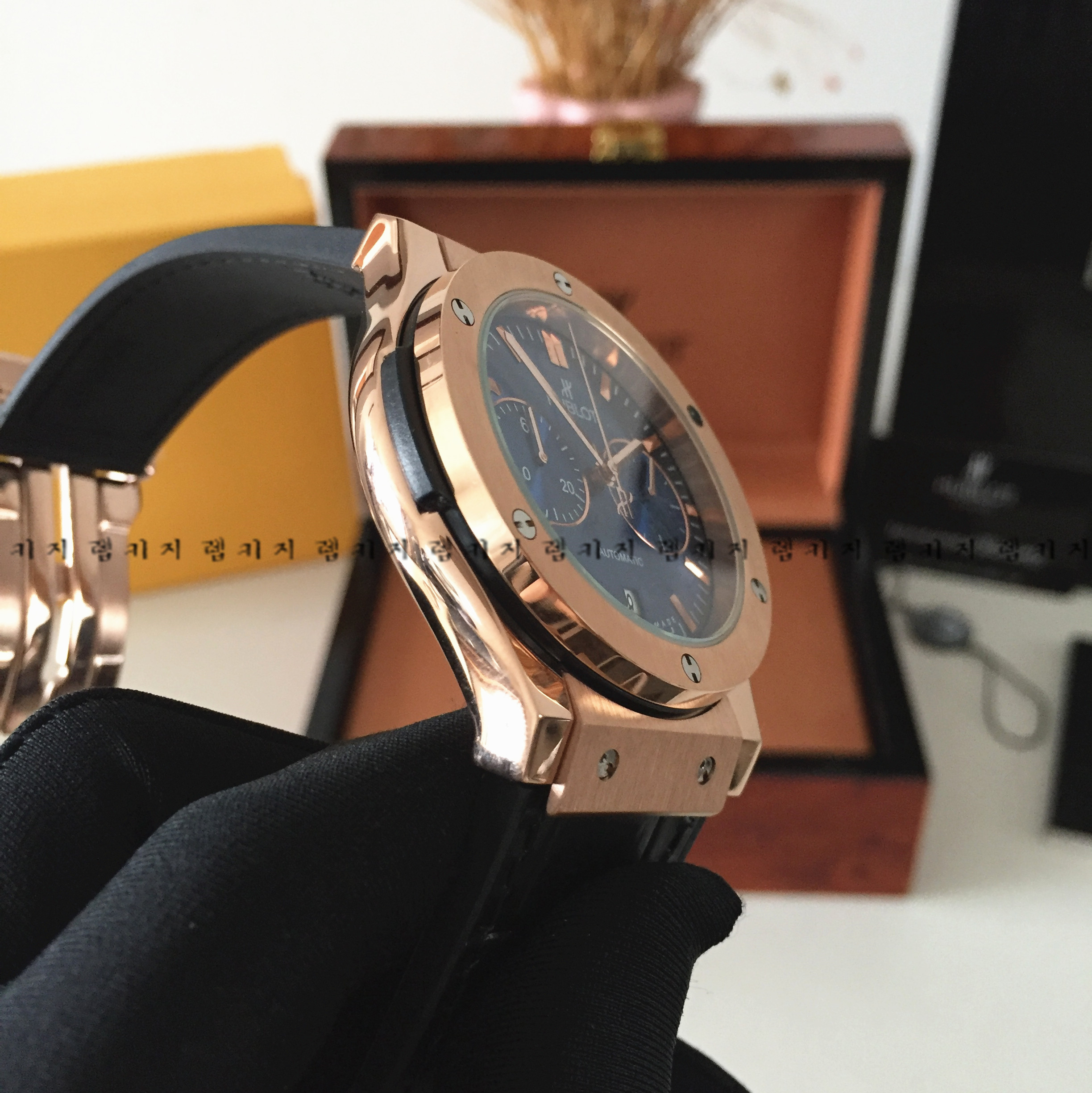 위블로 클래식 청판 금장 우레탄 가죽 시계